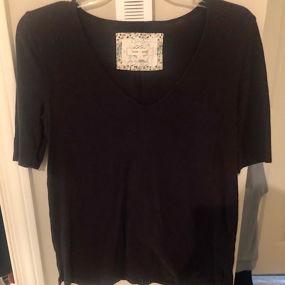 Timeless black V-neck short sleeve shirt